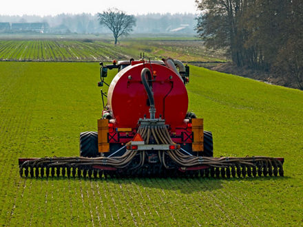 Ein Dünge-Traktor im Einsatz