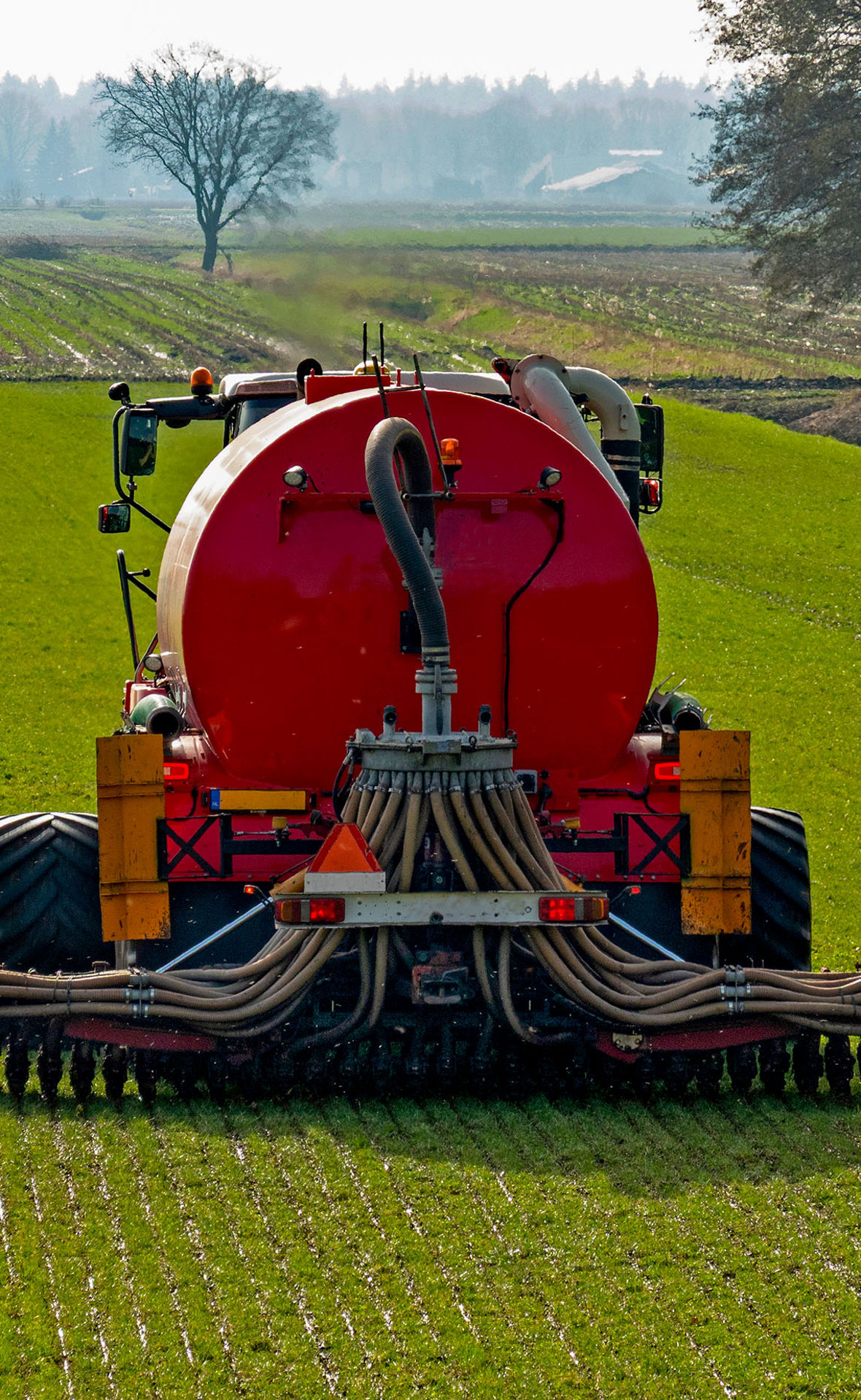 Ein Dünge-Traktor im Einsatz