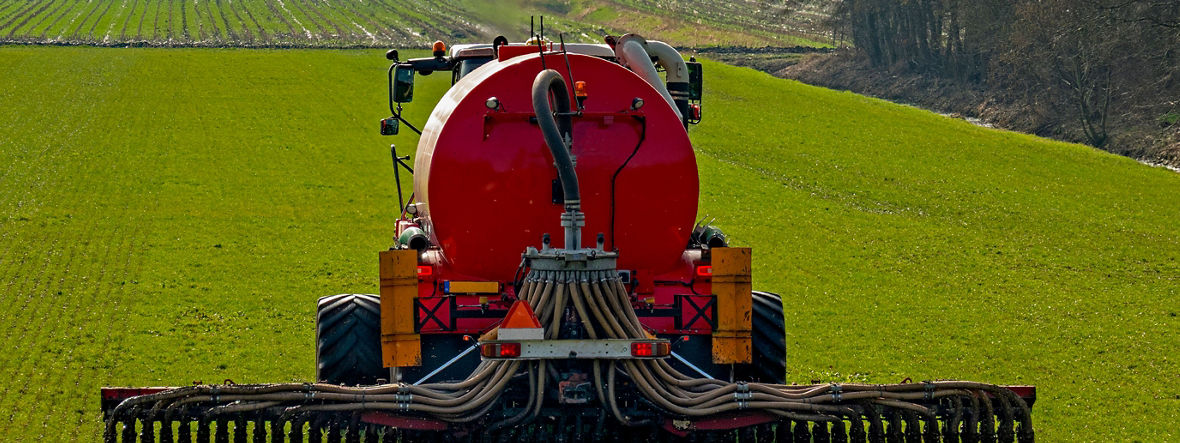Ein Dünge-Traktor im Einsatz