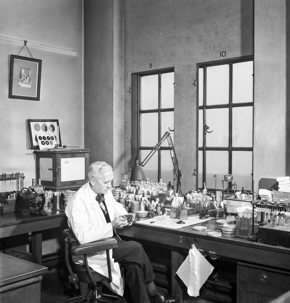 Portrait von Alexander Fleming in seinem Labor