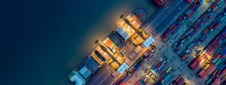 Cargo ships and containers in shipyard at dawn
Frachtschiffe und Container in einer Werft bei Morgendämmerung