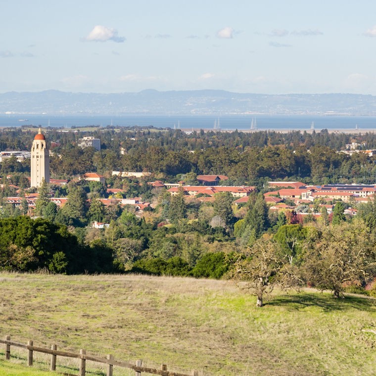 Blick auf den Stanford-Campus und den Hoover-Turm, Palo Alto und das Silicon Valley von den Stanford Dish Hills, Kalifornien