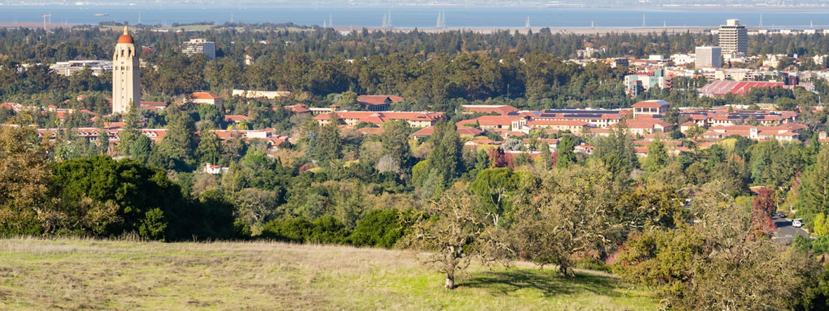 Blick auf den Stanford-Campus und den Hoover-Turm, Palo Alto und das Silicon Valley von den Stanford Dish Hills, Kalifornien