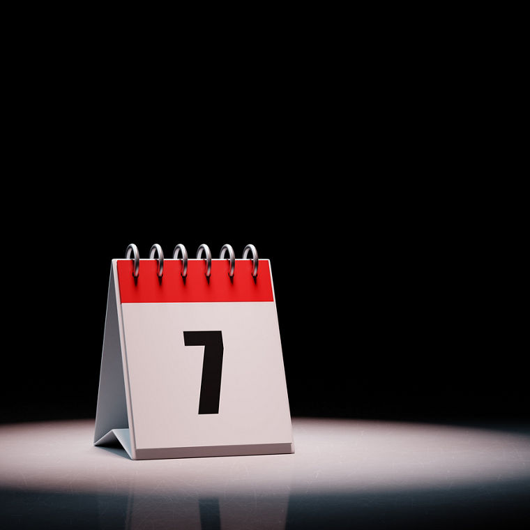 Ein Kalender mit einer Ziffer 7.