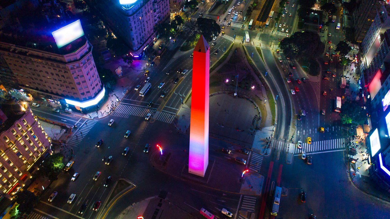 Nachtluftaufnahme des Obelisken von Buenos Aires (Obelisco), eines historischen Denkmals, auf der Plaza de la República in der Avenida 9 de Julio, Buenos Aires - Argentinien.