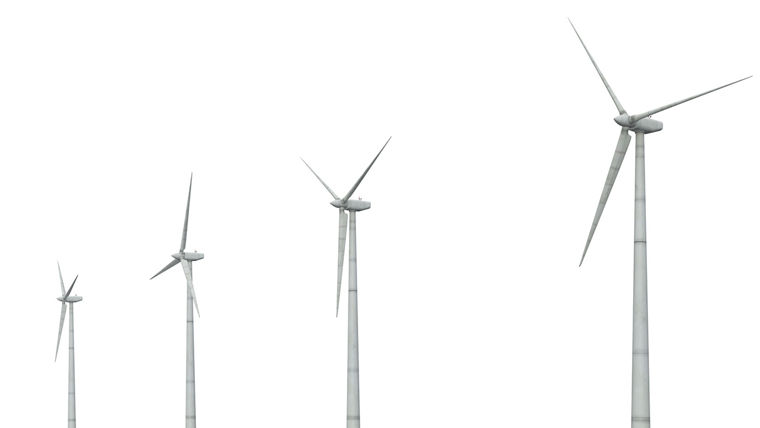 Vier Windkraftanlagen vor weißem Hintergrund