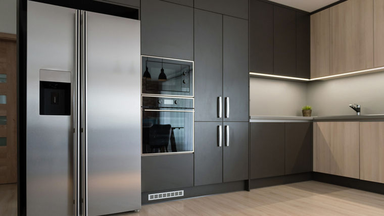 Contemporary kitchen with stainless steel appliances—symbolizing Evonik’s rigid PU foam additives for thermal insulation and energy savings.