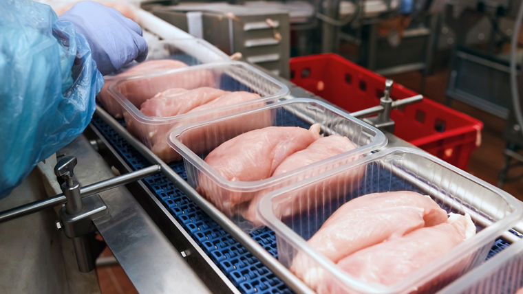 Peressigsäure schützt Geflügelteile vor Keimen.