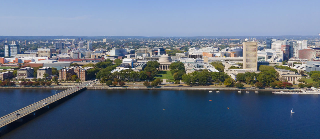 Cambridge mir dem MIT-Gelände, gesehen vom Charles River, Massachusetts, USA