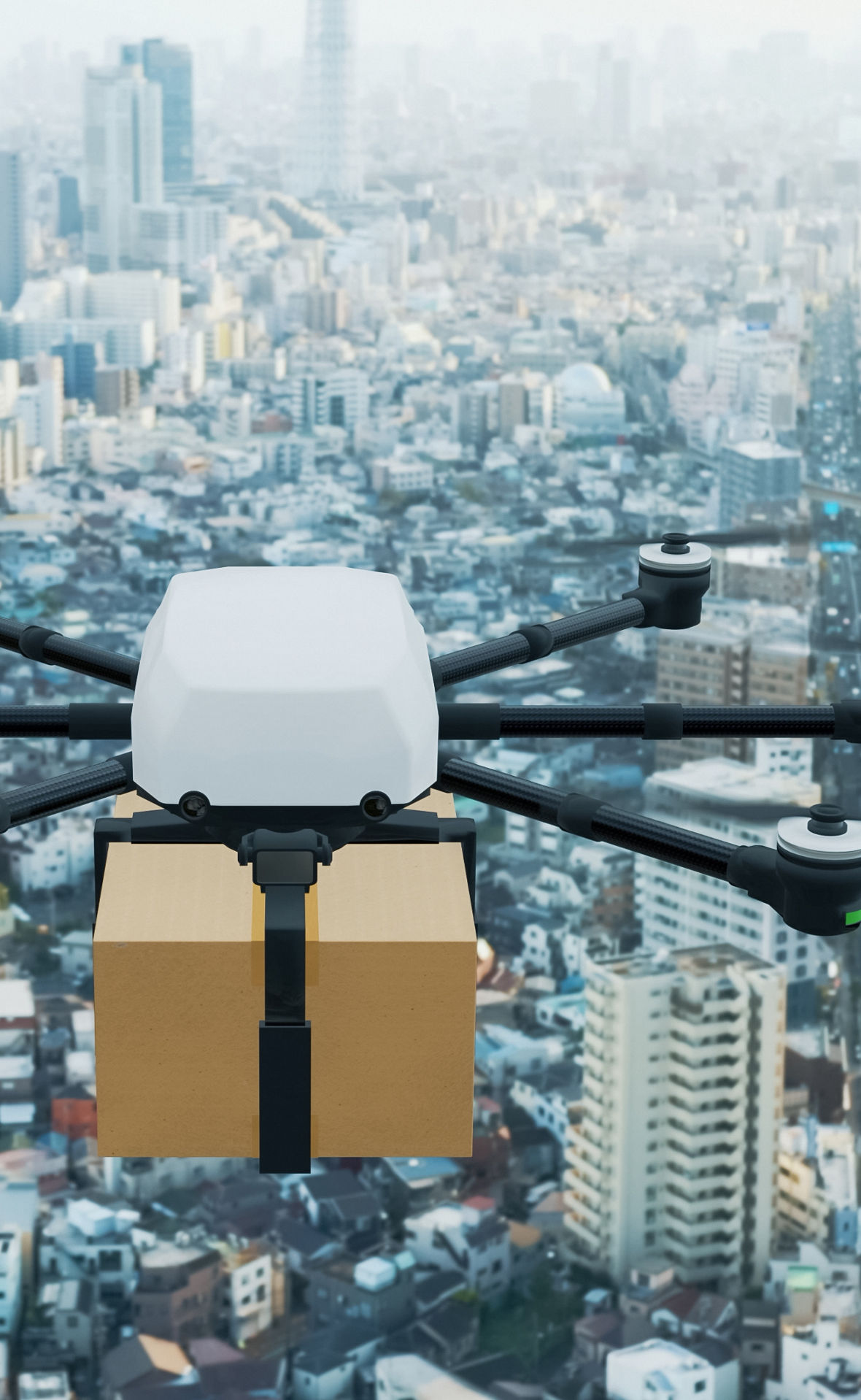 Eine Transportdrohne fliegt über eine Großstadt.