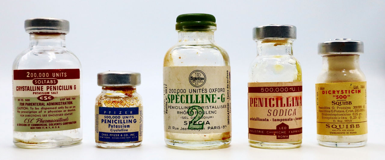 Fünf historische Penicillin Flaschen