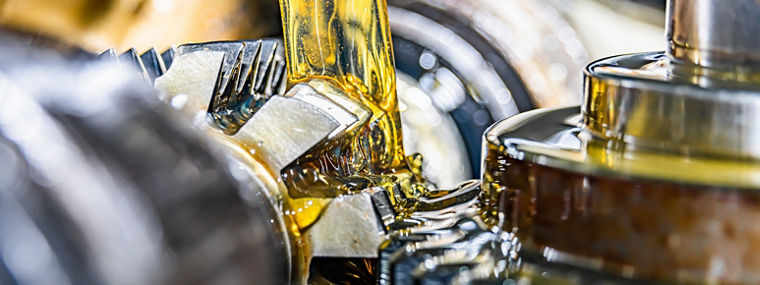 Making gears on a gear cutting machine. Machine oil cools the cutting process of the gear wheel with a modular cutter.
