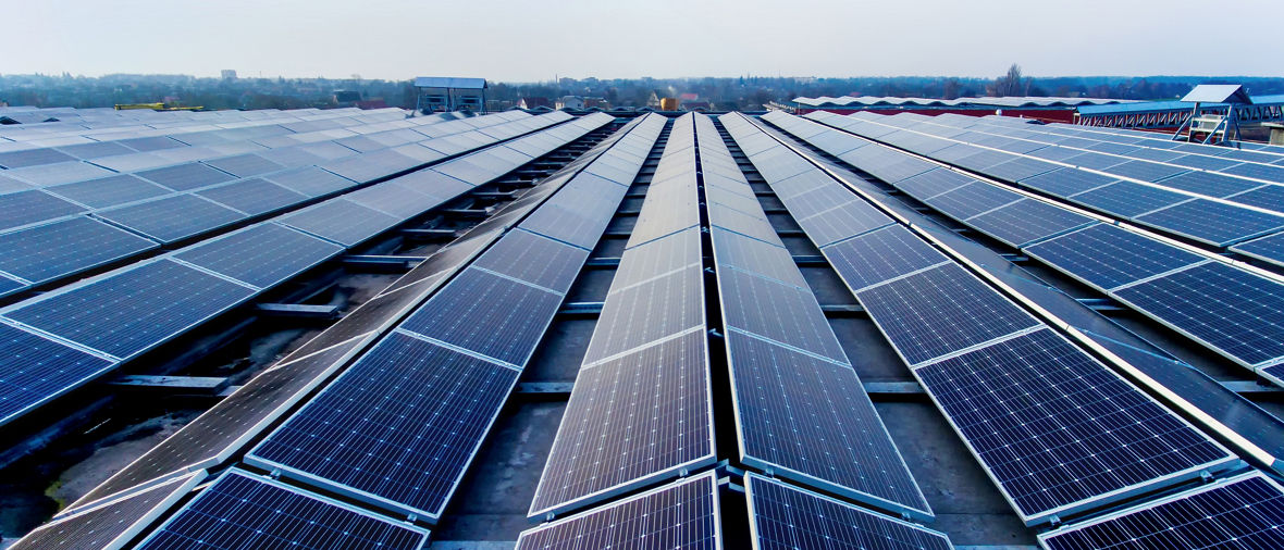 Wasserstoffperoxid dient in der Herstellung von Solarzellen und Batterien als Reinigungs- und Ätzmittel.