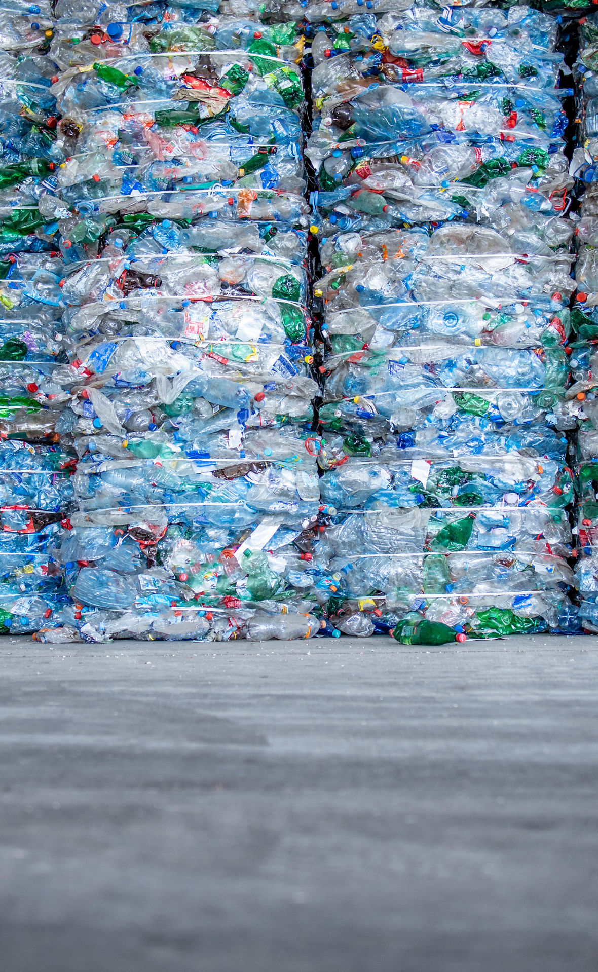 Ein großer Haufen Plastik-PET-Flaschen, zusammengepresst und bereit für das Recycling.