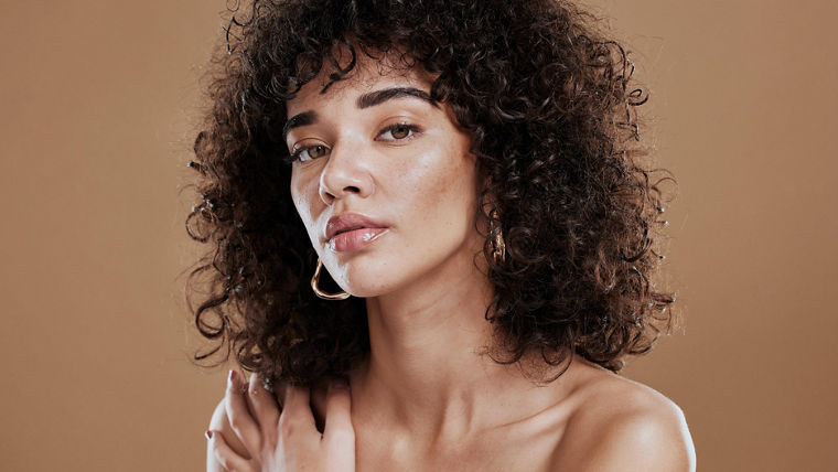 Brünette Frau mit lockigem Haar, Beauty-Portrait