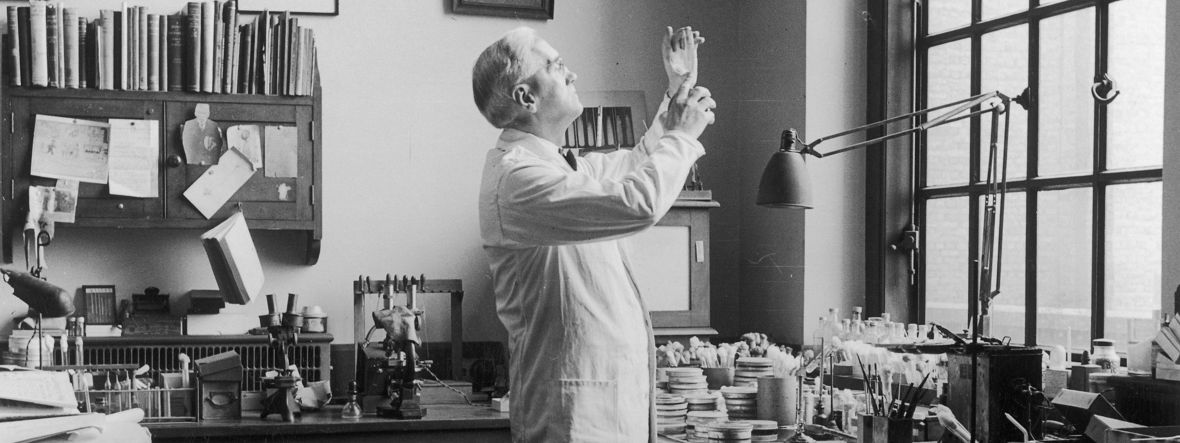 Alexander Fleming in seinem Labor.