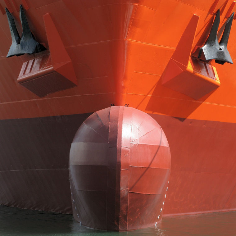 Der untere Teil des Bugs eines Containerschiffes.