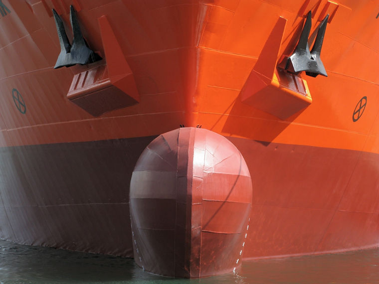 Der untere Teil des Bugs eines Containerschiffes.