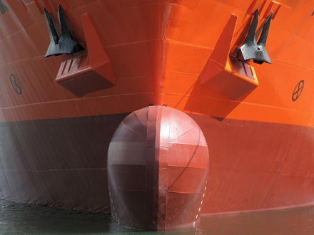 Der untere Teil des Bugs eines Containerschiffes.