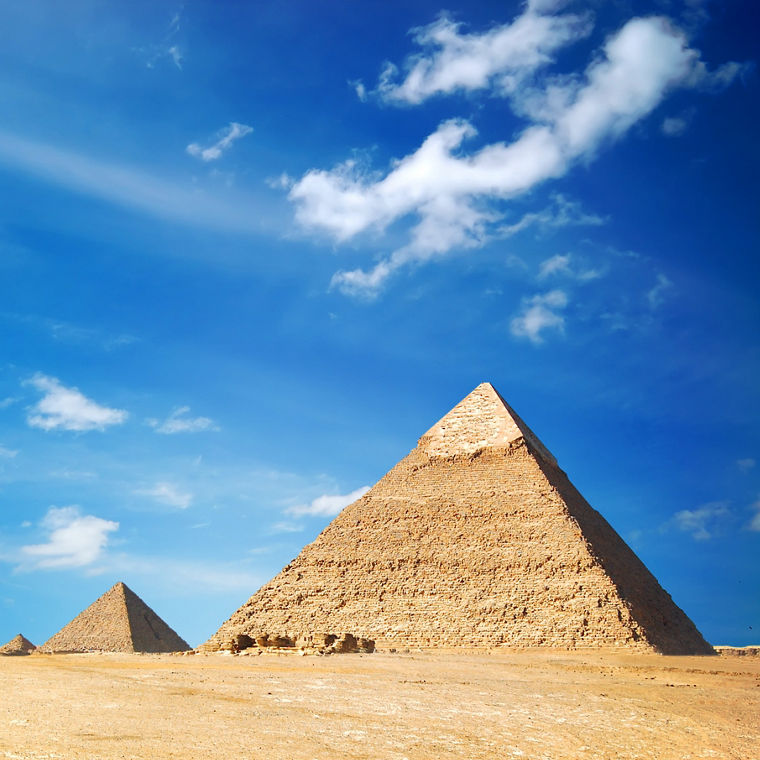 Die drei Gizeh Pyramiden vor blauem Himmel