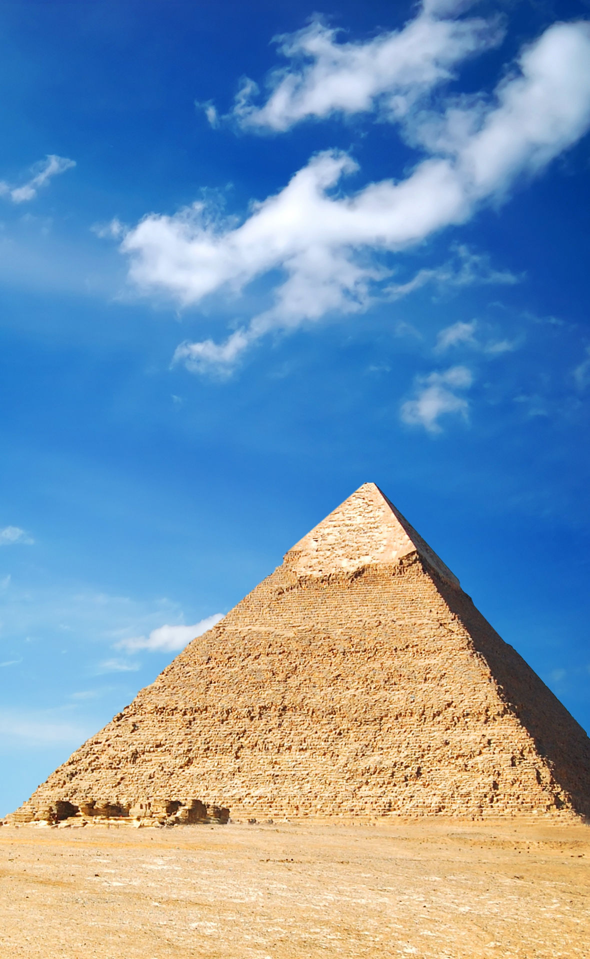 Die drei Gizeh Pyramiden vor blauem Himmel