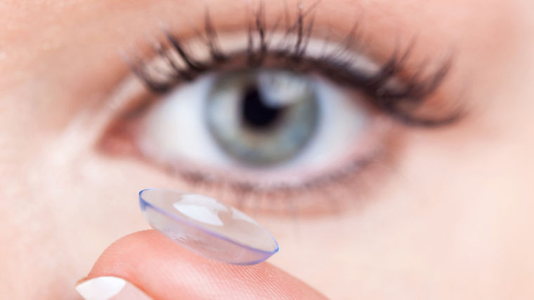 'Woman eye and contact lens Frauenauge und Kontaktlinse  '