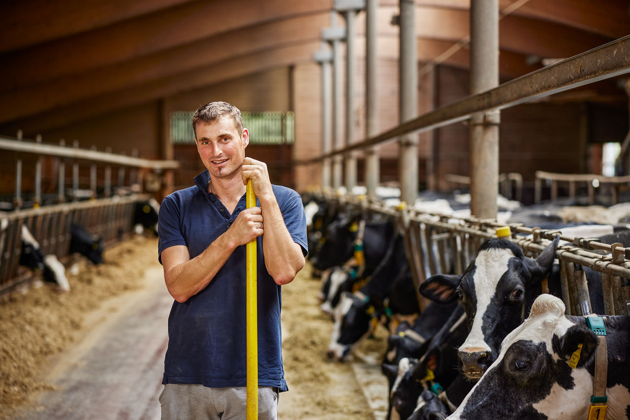 Landwirt Patrick Mayr ist froh, dass er einen Abnehmer für die Gülle seiner 300 Kühe hat. Das verflüssigte Biomethan wird neben der Biogas­anlage in gekühlten Tanks ­gelagert.
