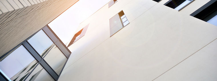 Contemporary kitchen with stainless steel appliances—symbolizing Evonik’s rigid PU foam technologies for insulation and sustainable building applications