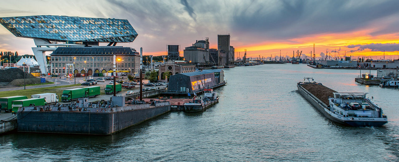Der Antwerper Hafen bei Dämmerung.