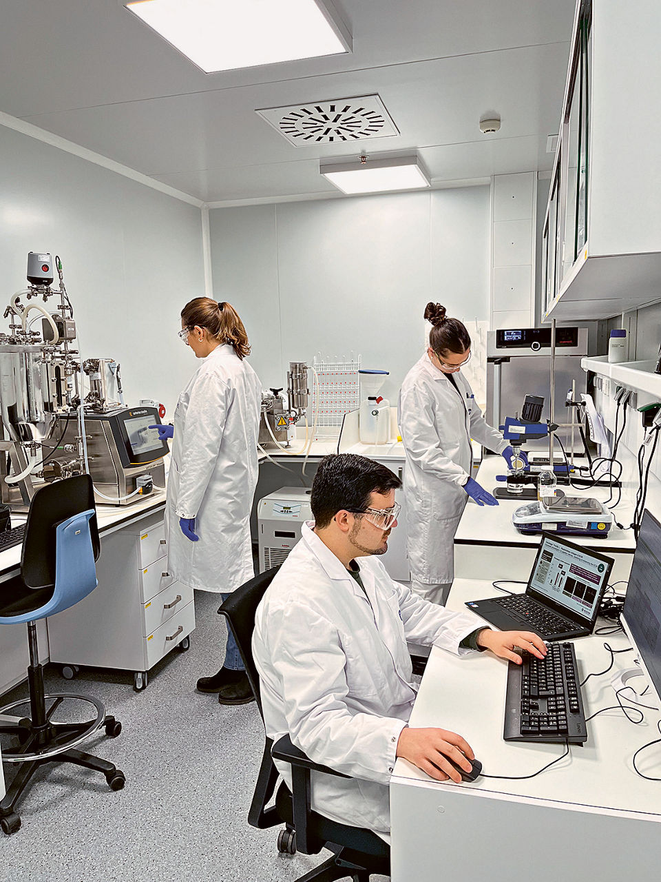 Drei Wissenschaftler in einem Forschungslabor.