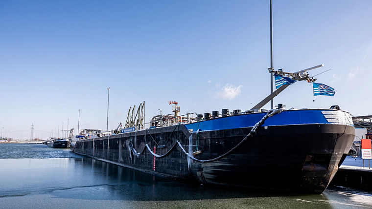 Marl bei Eis und Schnee im Winter 2021, Symbolfotos, Schmuckfoto, Tank, Lager, Rohre, Leitungen, Hafen und Kanal in Marl, mit Schiffen im Hafenbecken, Transport, Logistik
-