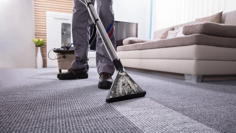 Low Section Of A Person Cleaning The Carpet With Vacuum Cleaner In Living Room; Shutterstock ID 1079107034; Kunde (Pflichtfeld): Evonik Industries AG; Projekt (Pflichtfeld): 20616_jk