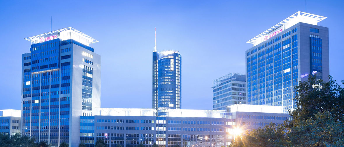 Der Hauptsitz der Evonik Industries AG befindet sich in der Essener Innenstadt, direkt an der wichtigen Autobahn 40. Das Gebäude gegenüber dem Hauptbahnhof wurde Ende der 1990er Jahre fertig gestellt.------The headquarters of Evonik Industries AG is located in downtown Essen, directly on the important Autobahn 40. The building opposite the main train station was completed in the late 1990s.