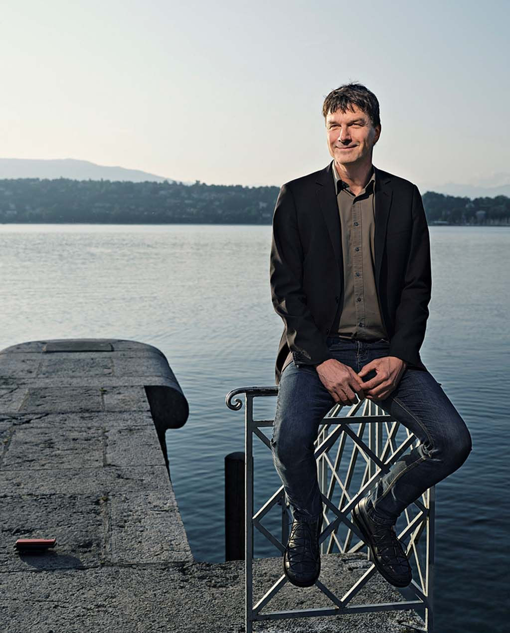 Prof. Dr. Johannes Cullmann, 50, ist seit 2022 wissenschaftlicher Berater des Präsidenten der UN-Generalversammlung und koordiniert Fragen der nachhaltigen Entwicklung. Zuvor leitete er acht Jahre lang die Wasser- und Klimaaktivitäten der Weltorganisation für Meteorologie (WMO) in Genf. In seiner Funktion als Referatsleiter in der Bundesanstalt für Gewässerkunde vertrat Cullmann Deutschland in der Kommission für die Hydrologie des Rheins und hat die erste Klimawandelfolgenanalyse für den Fluss mitorganisiert. Von 2012 bis 2014 war der Hydrologe Senior Advisor für die Wasseraktivitäten der WMO und Präsident des Zwischenstaatlichen Rats für Wasser der UNESCO.