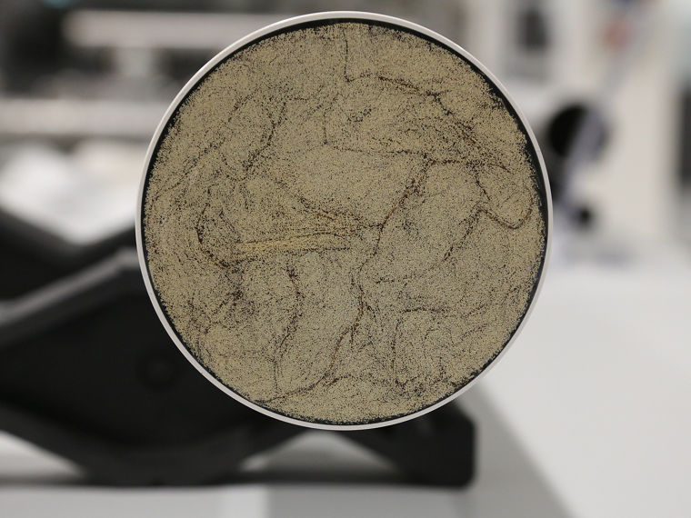 Ein Querschnitt durch eine Membran-Einheit: Es sind Tausende Enden von Fasern zu sehen.