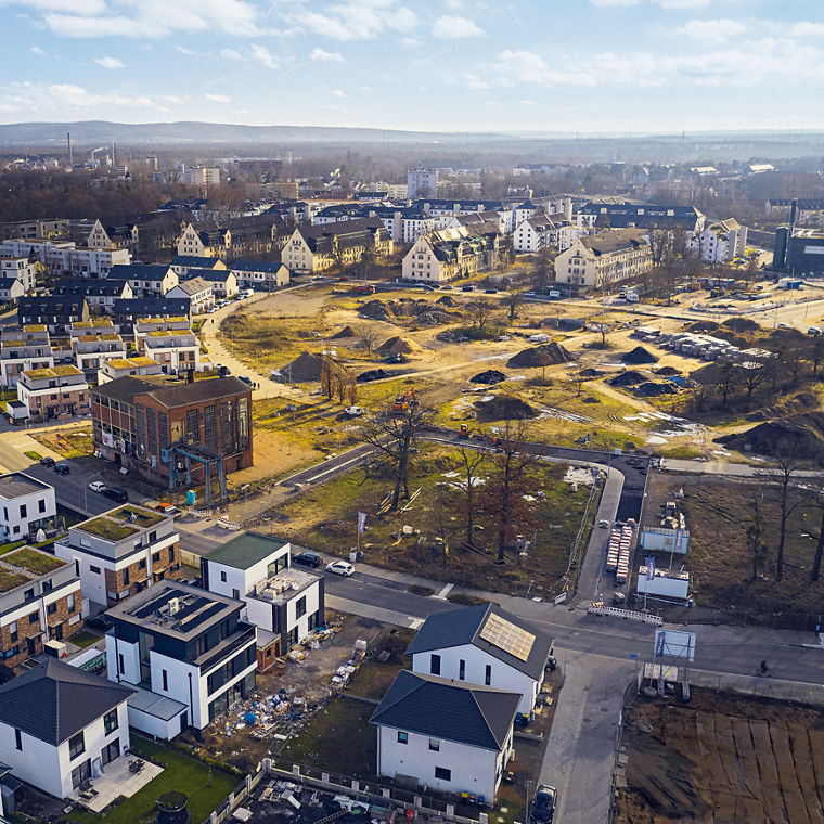 Luftbild des Geländes, mit Bebauung an den Rändern und einer freien Fläche in der Mitte.