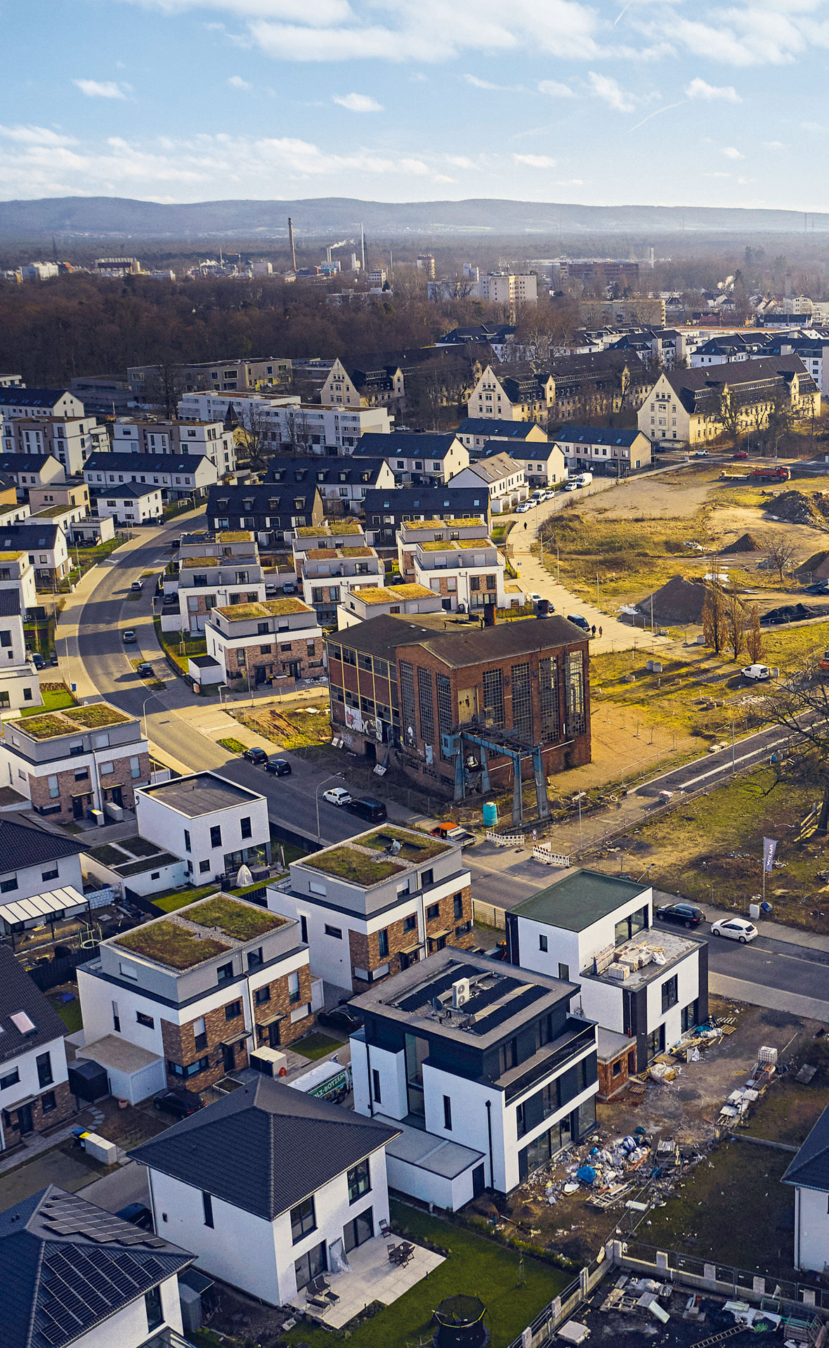 Luftbild des Geländes, mit Bebauung an den Rändern und einer freien Fläche in der Mitte.