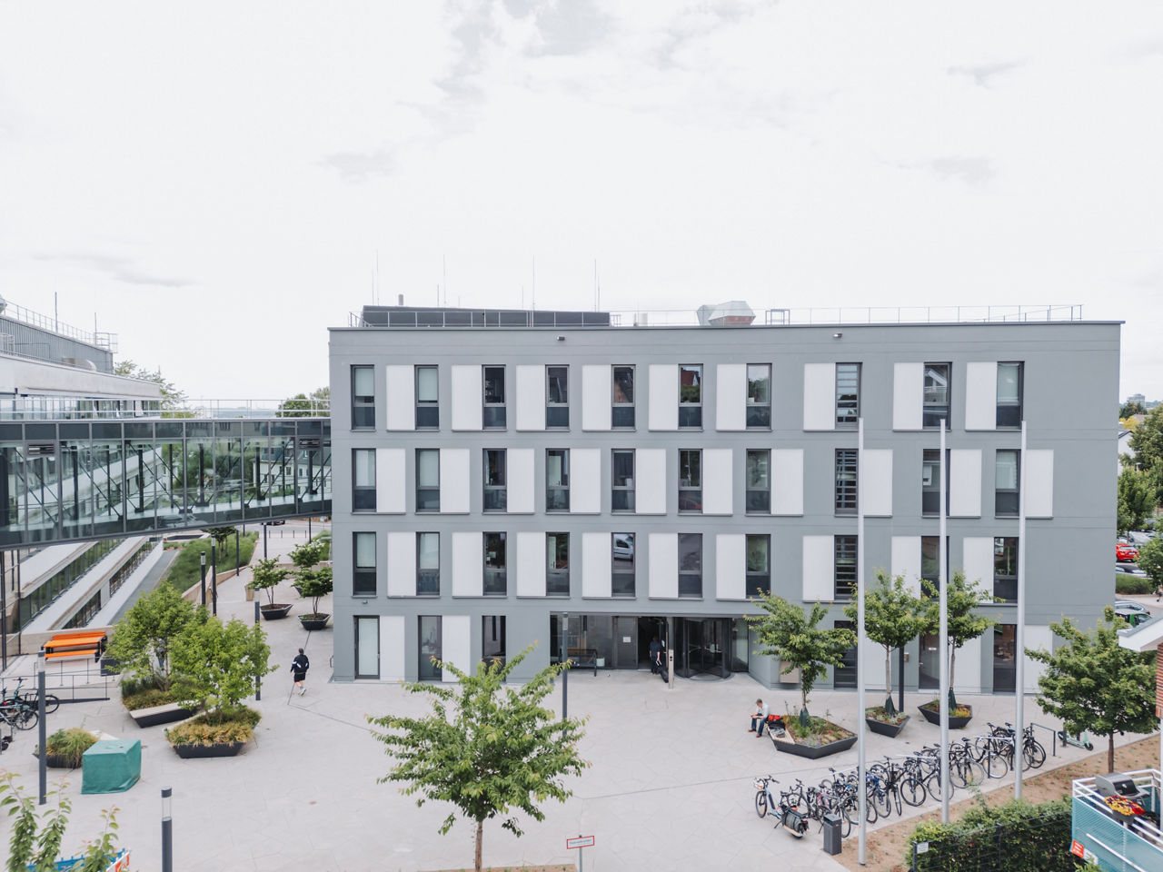 The Max Planck Institute for Chemical Energy Conversion in Mülheim: a modern, gray-white building with a few trees in front of it.