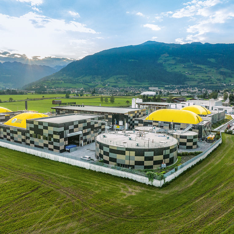 Im Südtiroler Wipptal wird seit 2017 Biogas produziert. Das daraus gewonnene Biomethan dient in verflüssigter Form den Lkw mehrerer lokaler Speditionen als Treibstoff.