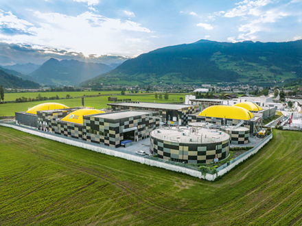 Im Südtiroler Wipptal wird seit 2017 Biogas produziert. Das daraus gewonnene Biomethan dient in verflüssigter Form den Lkw mehrerer lokaler Speditionen als Treibstoff.