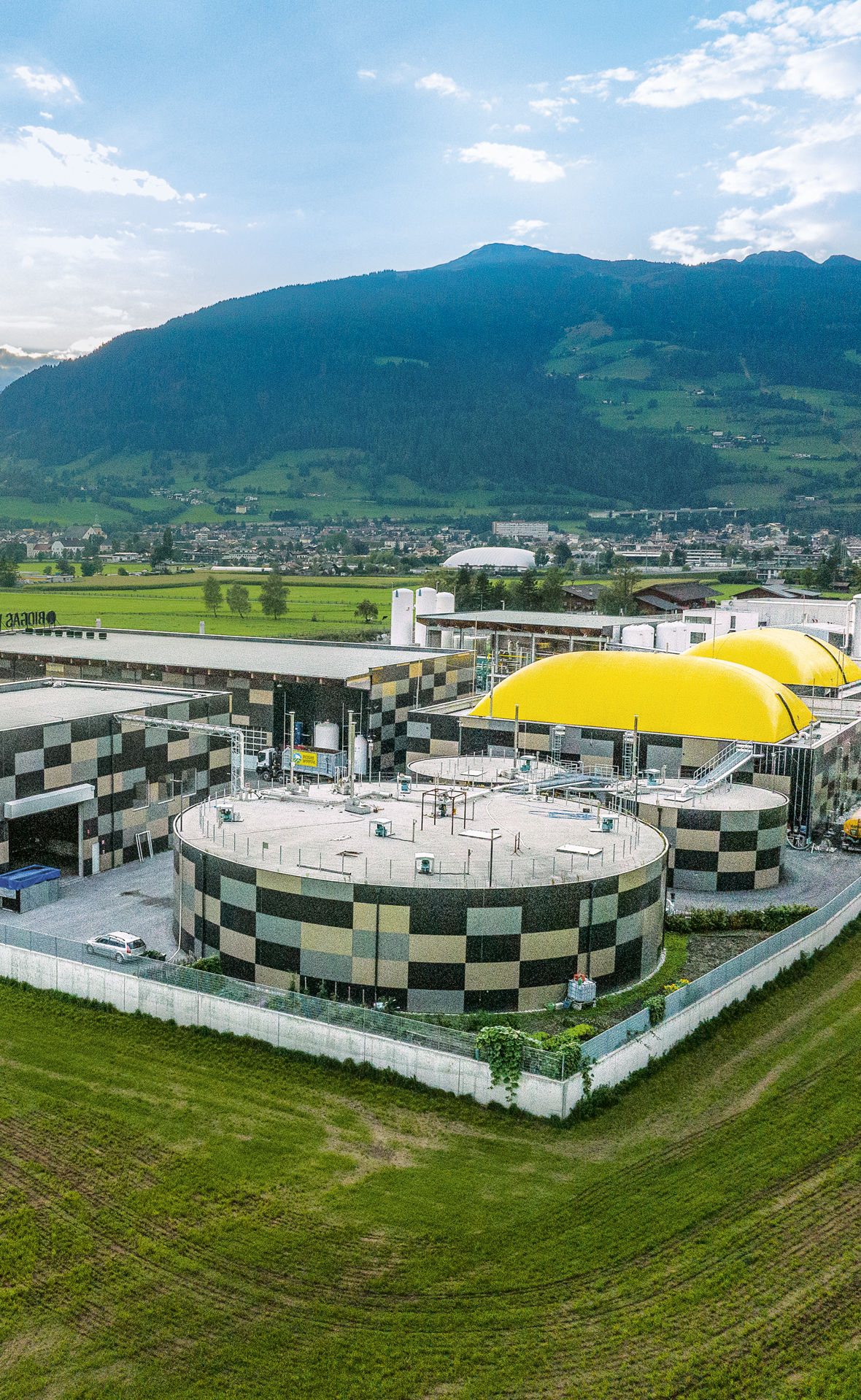 Im Südtiroler Wipptal wird seit 2017 Biogas produziert. Das daraus gewonnene Biomethan dient in verflüssigter Form den Lkw mehrerer lokaler Speditionen als Treibstoff.