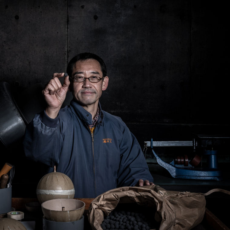 Hideki Kubota zwischen seinen Materialtöpfen.