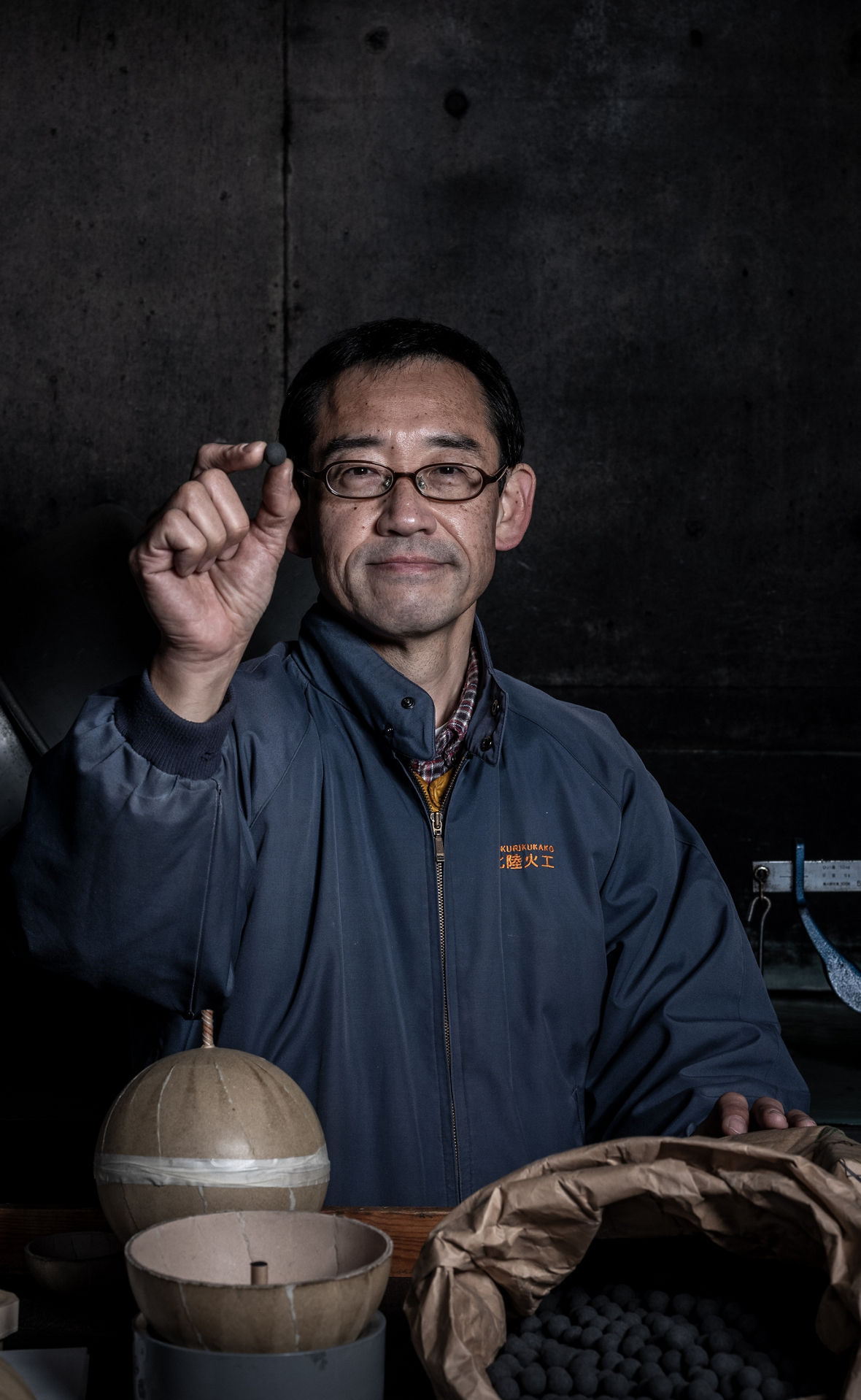 Hideki Kubota zwischen seinen Materialtöpfen.