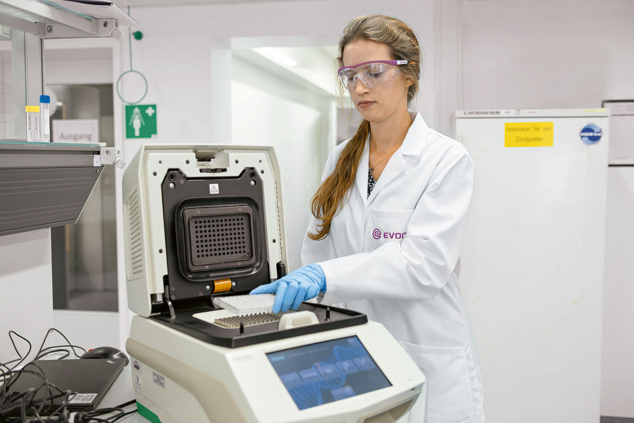 Evonik employee Michelle Dargatz prepares a sample in a multi-stage process in Halle-Künsebeck.