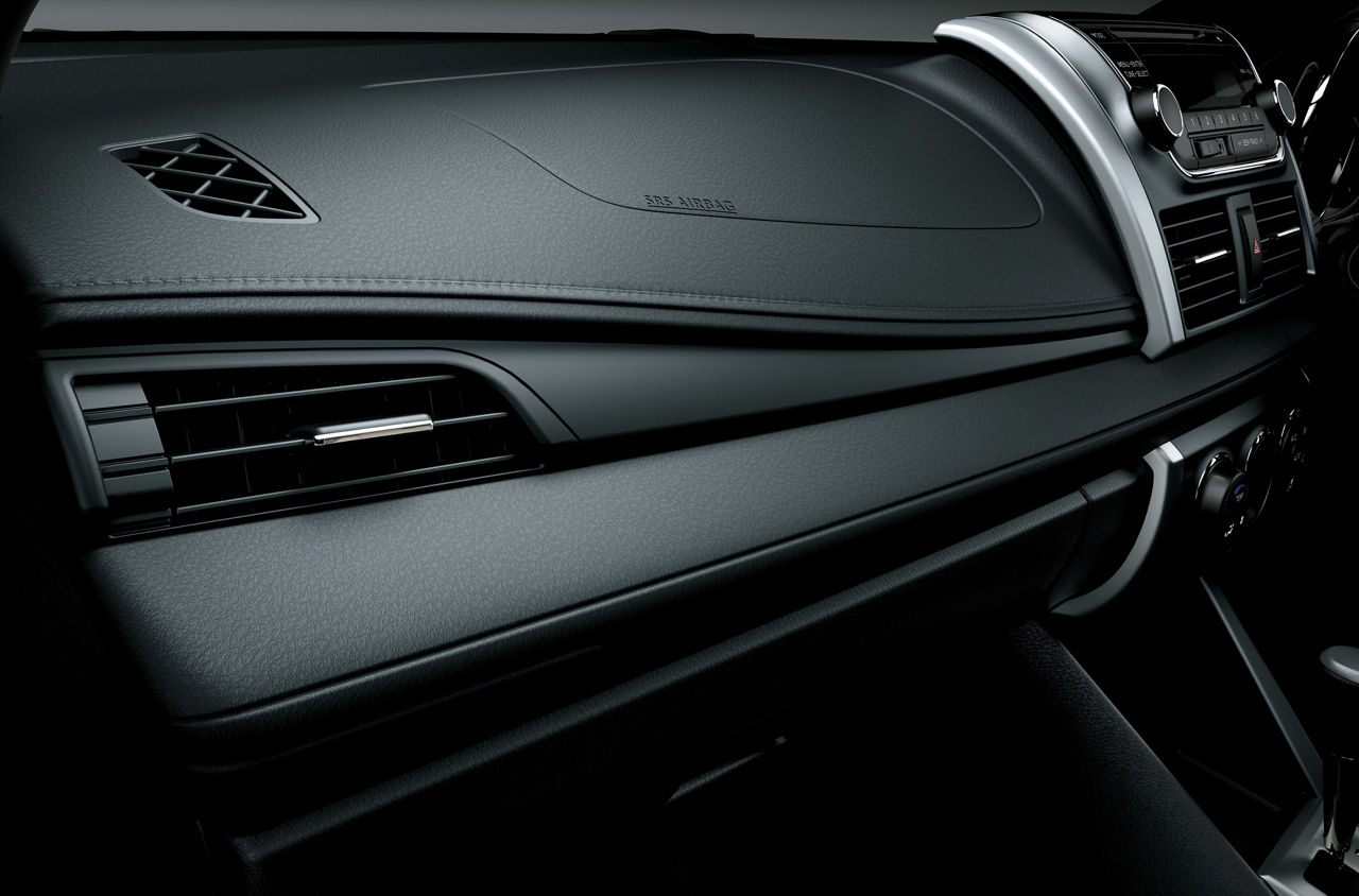 Das Armaturenbrett eines modernen Pkw: zu sehen ist mattglänzender Kunststoff.