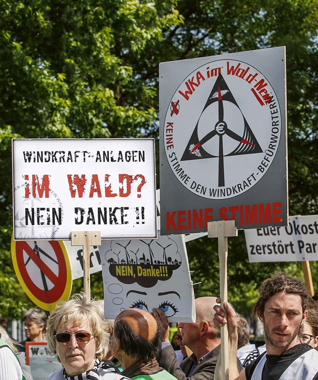 Eine Demo gegen Windkraftanlagen im Wald.