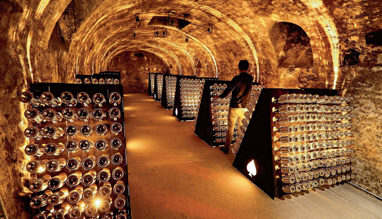 Ein alter Weinkeller in honiggelben Licht.