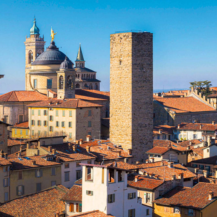Eine der schönsten Städte in Italien Citta Alta von Bergamo. Lombardia, Abend Sonnenuntergang und Landschaft auf die alte Stadt mit Kathedrale und Uhrentürmen