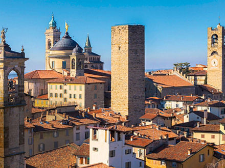 Eine der schönsten Städte in Italien Citta Alta von Bergamo. Lombardia, Abend Sonnenuntergang und Landschaft auf die alte Stadt mit Kathedrale und Uhrentürmen