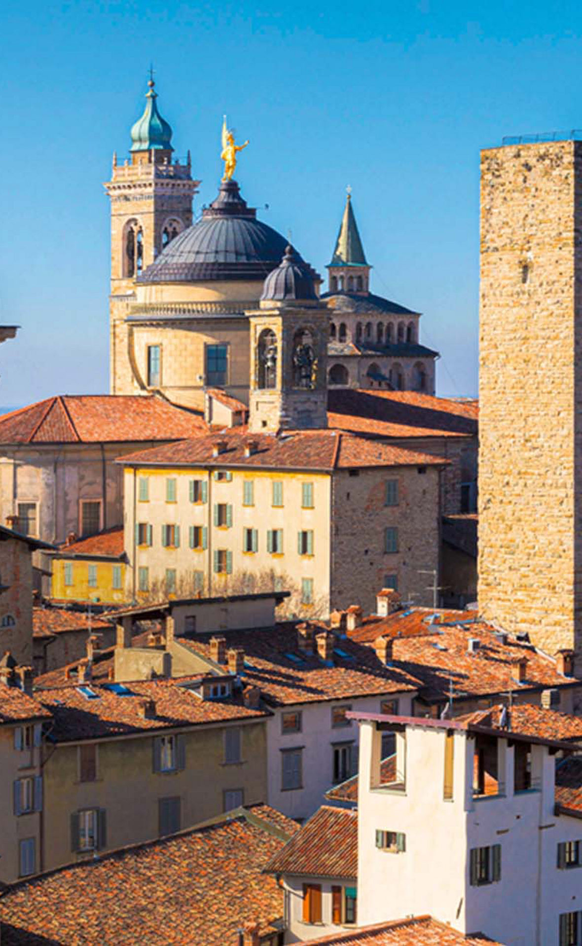 Eine der schönsten Städte in Italien Citta Alta von Bergamo. Lombardia, Abend Sonnenuntergang und Landschaft auf die alte Stadt mit Kathedrale und Uhrentürmen